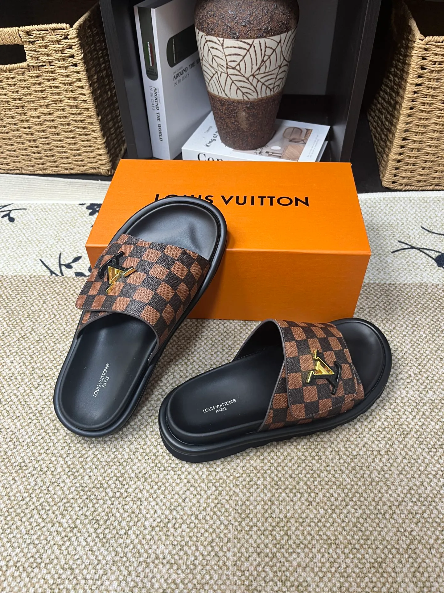 P340 [New Style] [LOUIS VUITTON] Louis Vuitton, LV printing, men's and women's slippers are now on the market, packed in drawer boxes with cloth bags and cards, the upper pattern looks very soft and waxy, and is a super versatile leg slimming tool. Fabric: imported denim/canvas/old fabric, LV hardware LOGO, official website pattern printing, comfortable to wear, feet: high-elastic PU water table. Sole: foam sole, heel height: about 5cm. Code number: 35-46, 35, 45, 46 are custom-made and non-returnable. Color: multiple colors and styles available.